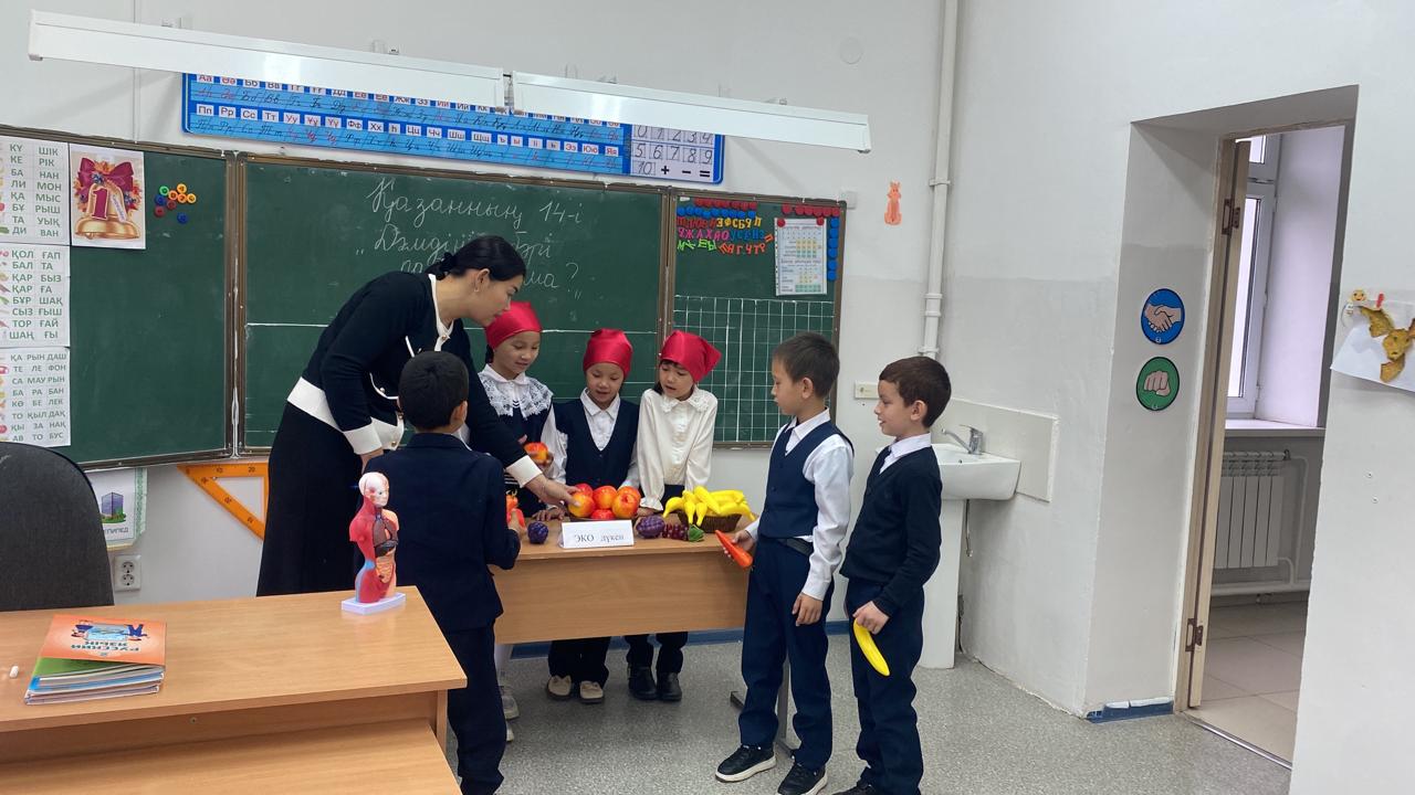"Дұрыс тамақтануды насихаттау және тамақтану мәдениетін қалыптастыру" тақырыбында өтіп жатқан онкүндік асясында сынып сағаттар